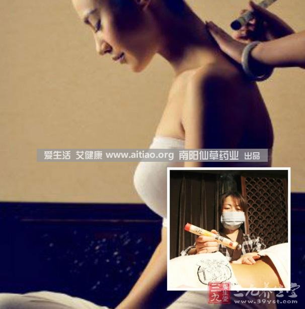 足三里穴是位于外膝的下3寸、脛骨外側(cè)一橫指左右的位置，艾灸10-15分鐘即可，需堅(jiān)持一段時間，很快可以看到祛濕的效果。